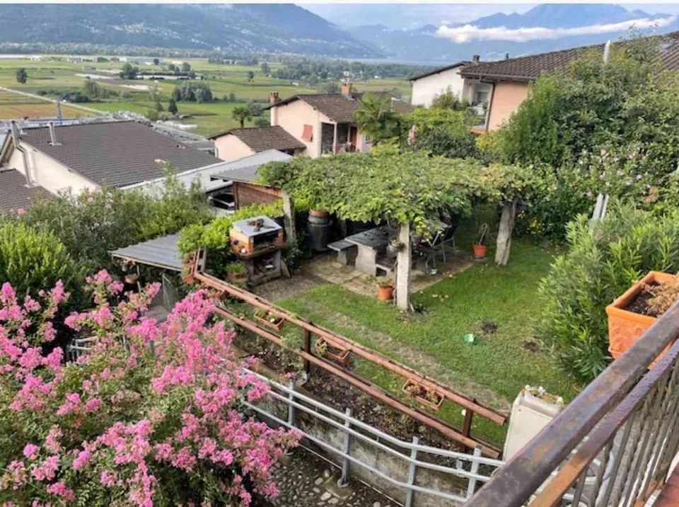 Casa bifamiliare con monolocale, garage e vista aperta – Montedato, La