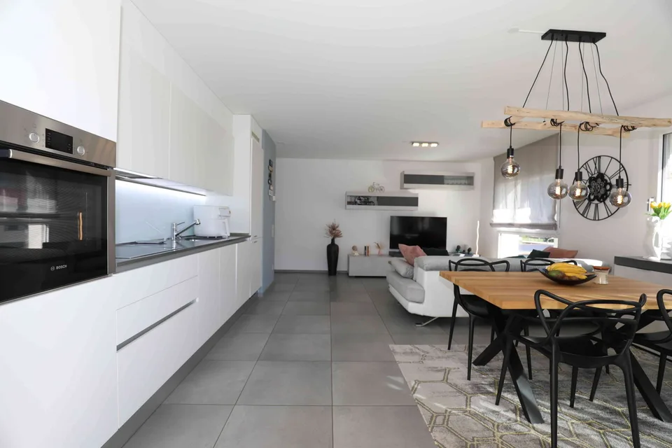 Moderno appartamento all'ultimo piano con vista aperta a Gordola