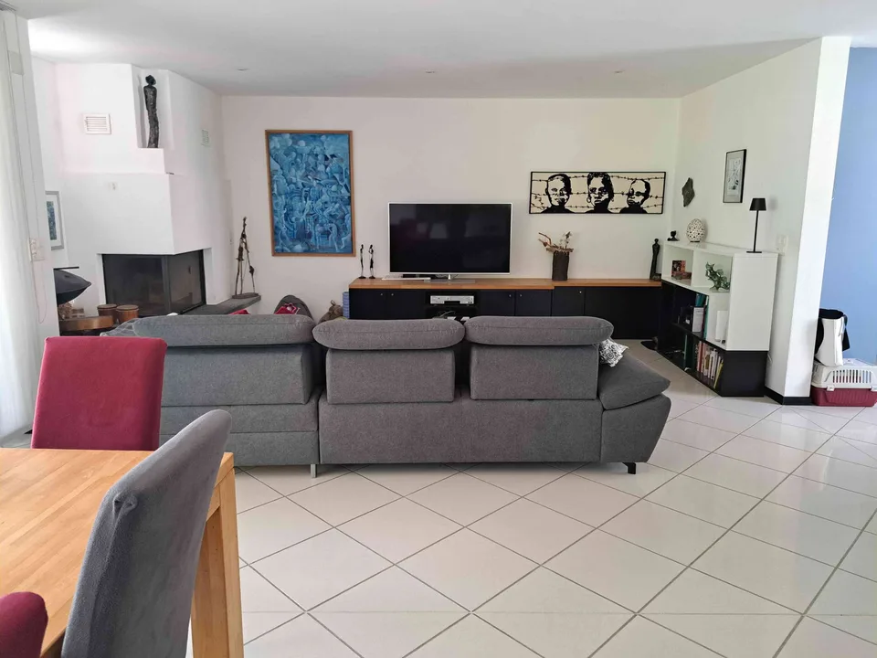 Vendesi ampia casa unifamiliare in zona intima a Grono