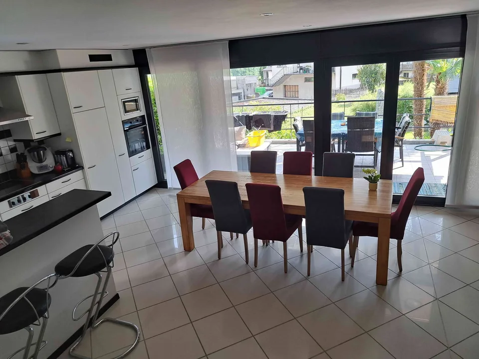 Vendesi ampia casa unifamiliare in zona intima a Grono – Foto 6 von 18