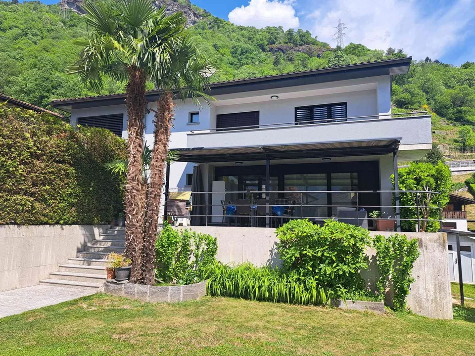 Vendesi ampia casa unifamiliare in zona intima a Grono