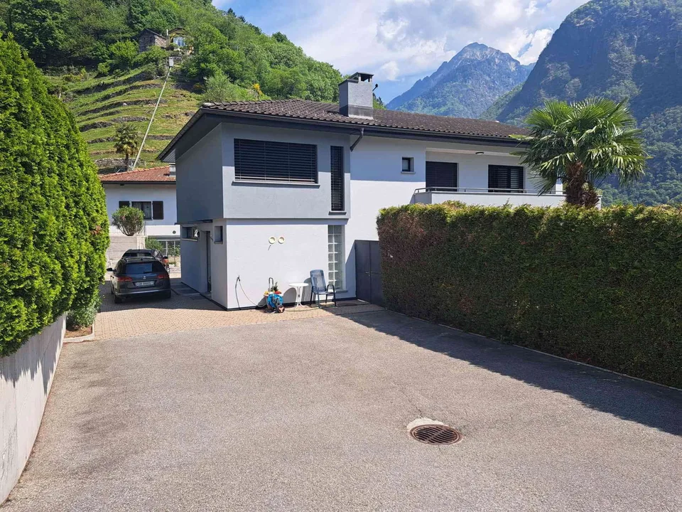 Vendesi ampia casa unifamiliare in zona intima a Grono
