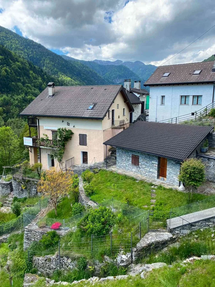 Schönes Haus mit Atelier oder Partyhäuschen an sonniger Aussichtslage