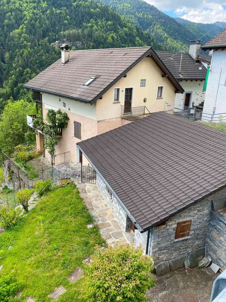 Schönes Haus mit Atelier oder Partyhäuschen an sonniger Aussichtslage
