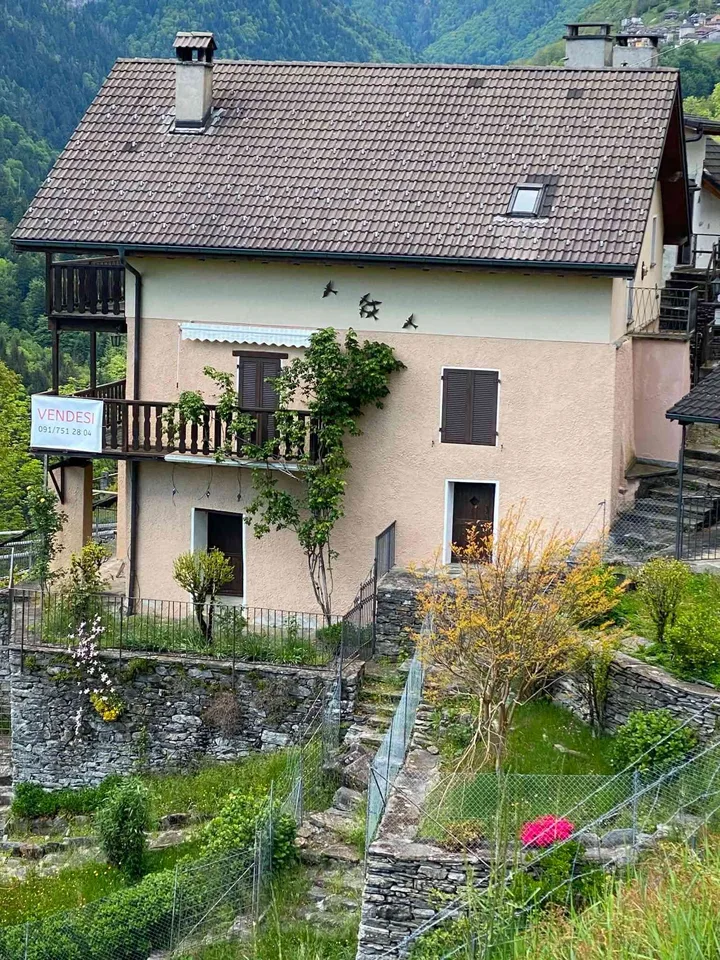 Schönes Haus mit Atelier oder Partyhäuschen an sonniger Aussichtslage