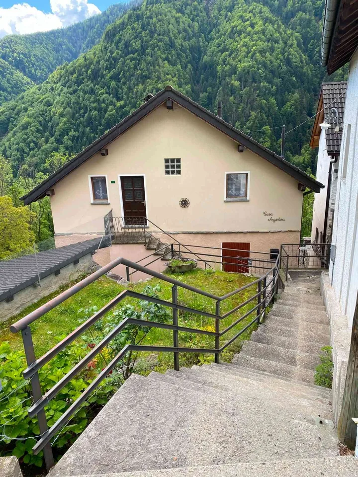 Schönes Haus mit Atelier oder Partyhäuschen an sonniger Aussichtslage