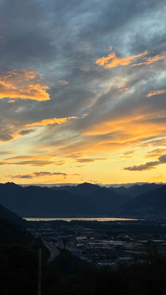Proprietà con rustico, ampio terreno e vista mozzafiato sul lago
