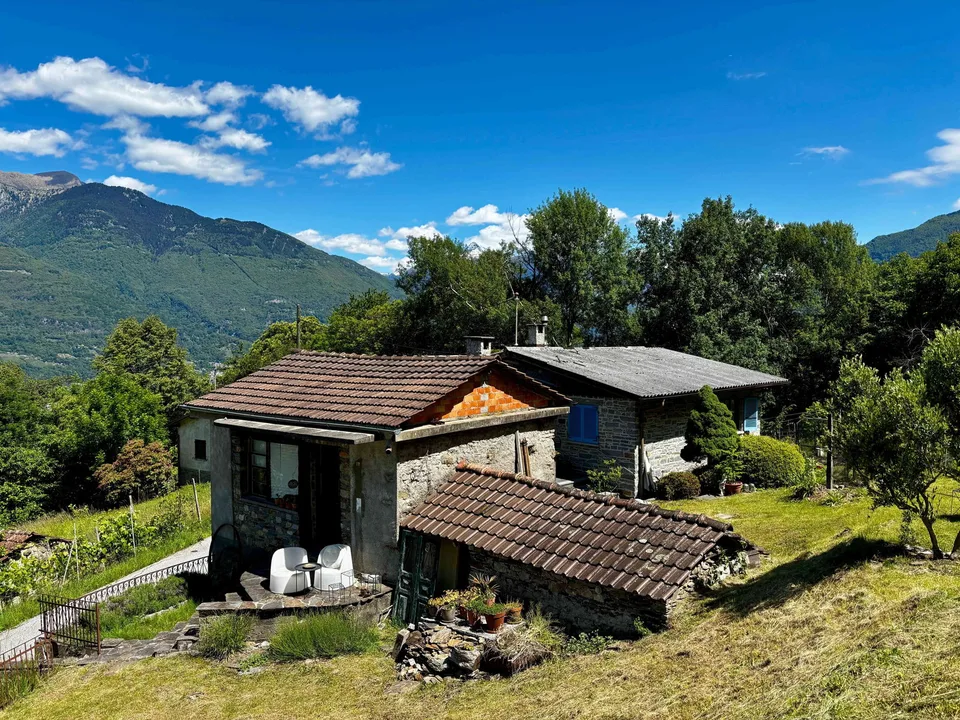 Proprietà con rustico, ampio terreno e vista mozzafiato sul lago