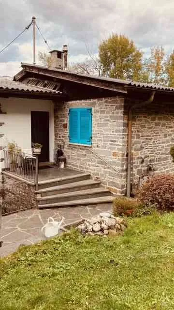 Proprietà con rustico, ampio terreno e vista mozzafiato sul lago