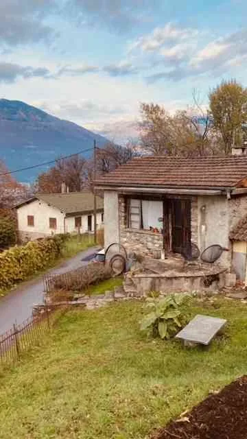 Proprietà con rustico, ampio terreno e vista mozzafiato sul lago