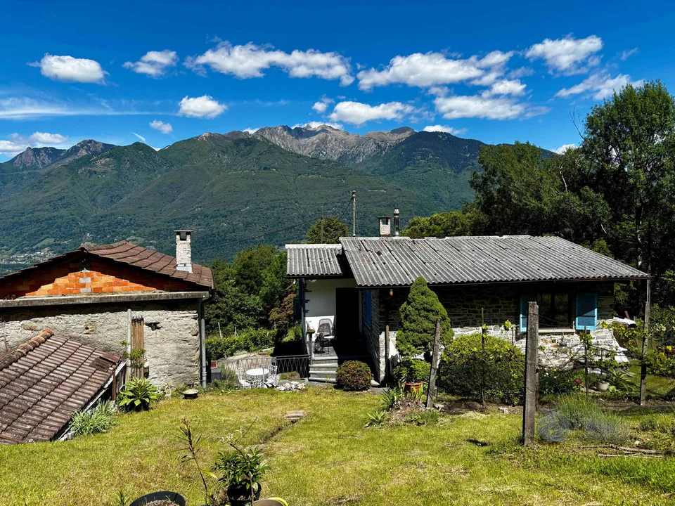 Proprietà con rustico, ampio terreno e vista mozzafiato sul lago