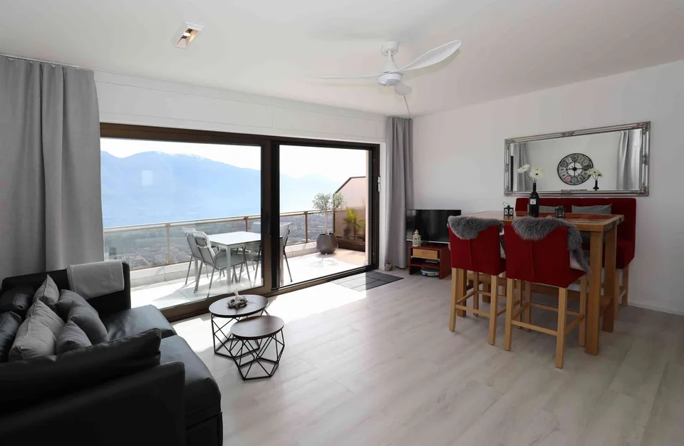 Moderne 2.5-Zimmer-Eigentumswohnung, sonnige mit herrlichem Seeblick