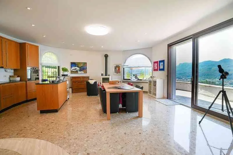 Luino: exklusive 7.5-Z.-Adlerhorst-Villa an Panoramaseeblicklage
