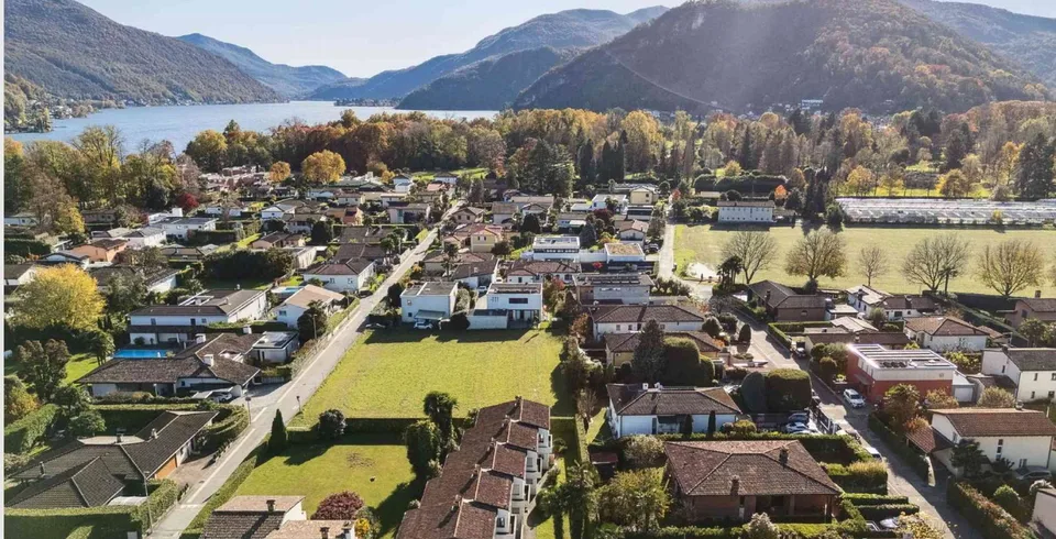 Vendesi a Magliaso una casa a schiera di 5,5 locali.