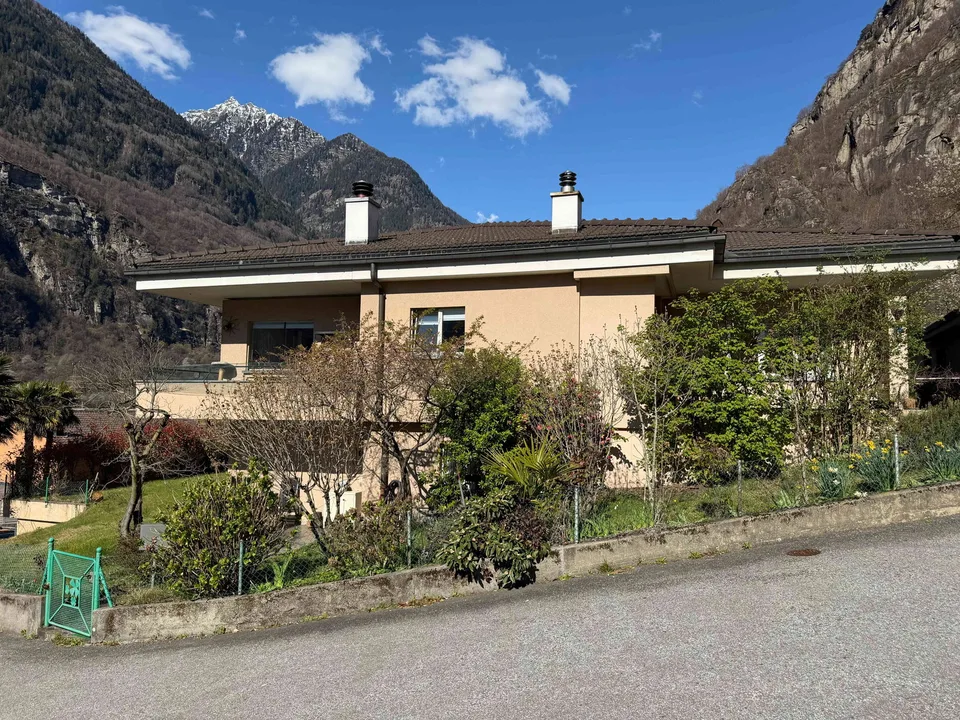 Casa bifamiliare 5.5 e 3.5 indipendente con giardino e box a Bodio