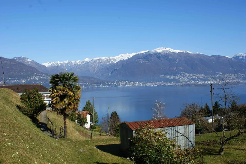Vendesi terreno edificabile stupenda vista lago (Caviano-Scaiano)