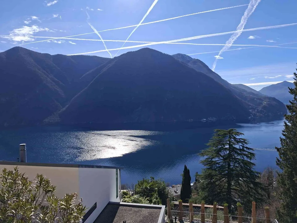 Vendesi un duplex con vista lago a Castagnola, Lugano