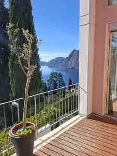 Vendesi un duplex con vista lago a Castagnola, Lugano