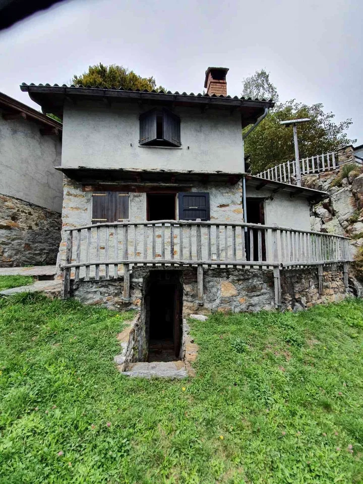 Ferienrustico in sonniger Lage im Tessin (Monte Carasso, Bergzone)