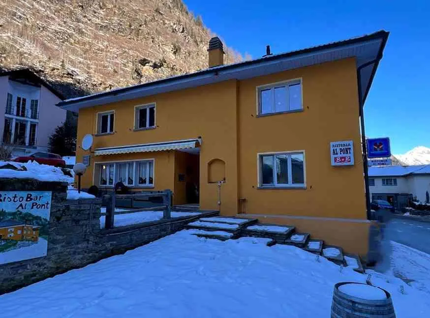 Vendesi Ristorante con appartamento a Selma, Valle Calanca (GR)