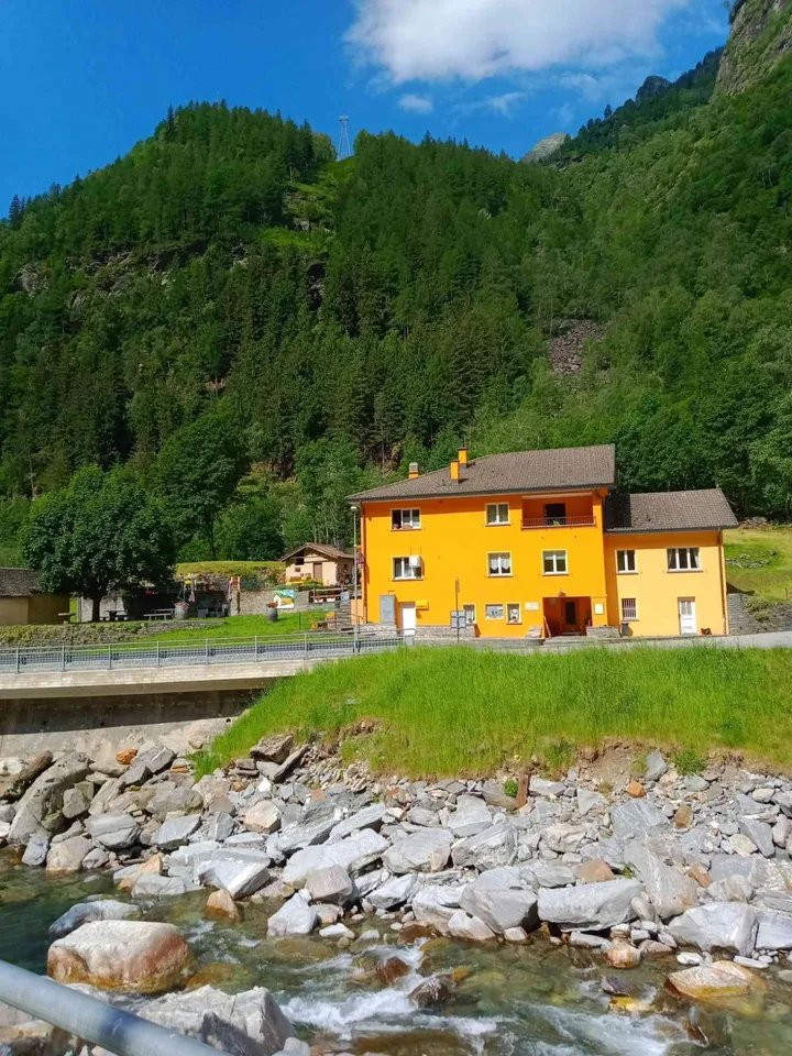 Vendesi Ristorante con appartamento a Selma, Valle Calanca (GR)