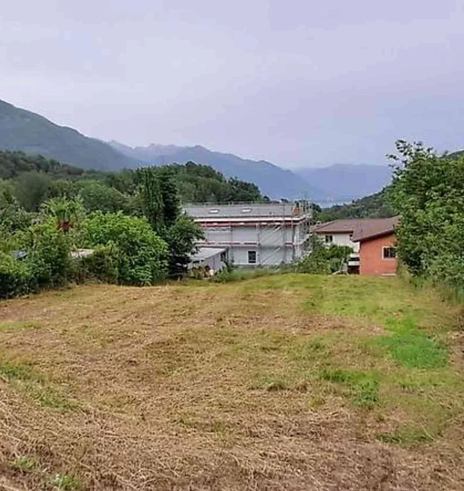 Terreno con vista lago parziale ad Arcegno
