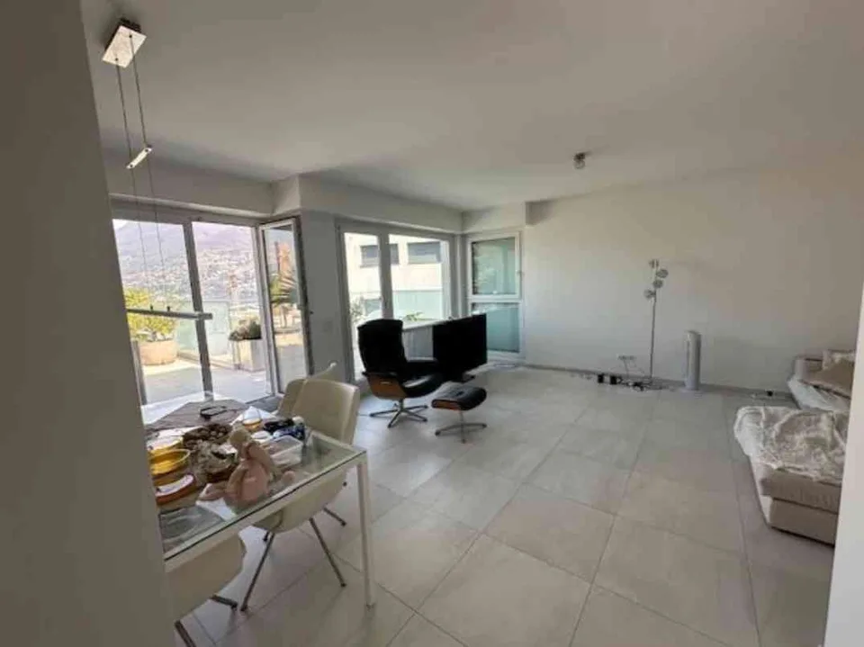 Splendido attico a Paradiso con piscina e vista lago