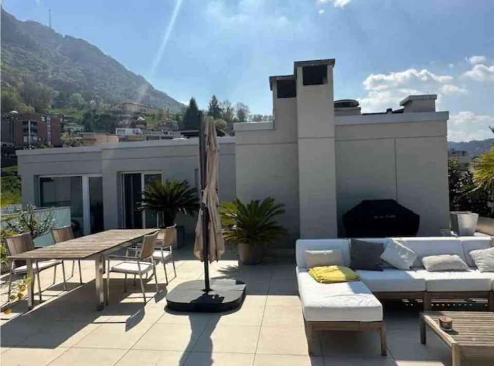 Splendido attico a Paradiso con piscina e vista lago