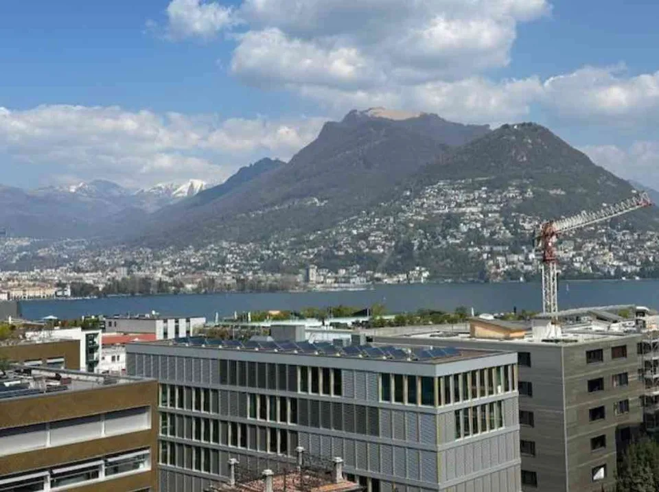 Splendido attico a Paradiso con piscina e vista lago
