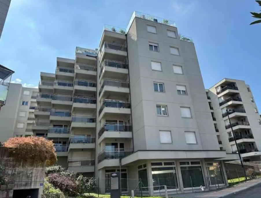 Splendido attico a Paradiso con piscina e vista lago