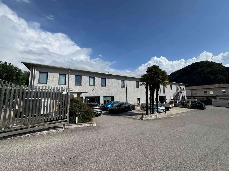 Immobile commerciale artigianale a reddito con abitazione a Bedano