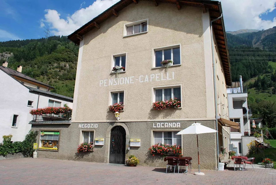 Edificio con locanda, pensione, negozio
