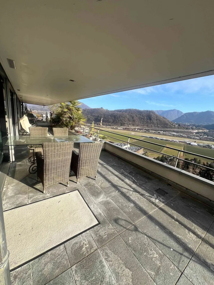 Villa da ristrutturare parzialmente con vista lago a Agno