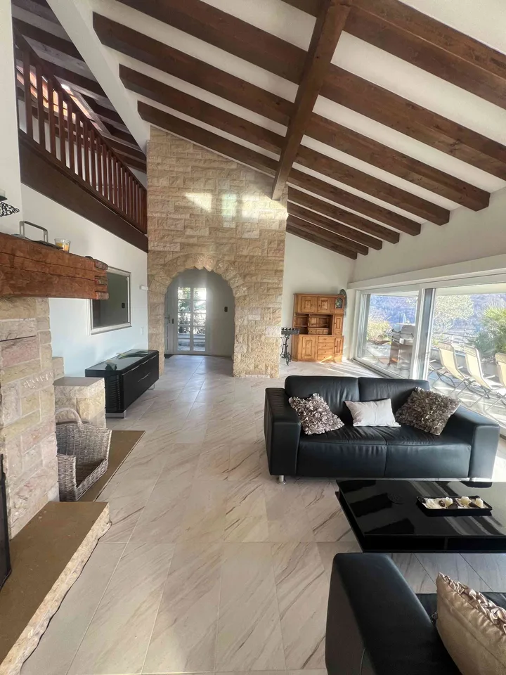Villa da ristrutturare parzialmente con vista lago a Agno