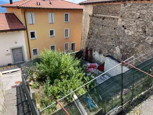 Terreno con licenza edilizia a Cademario