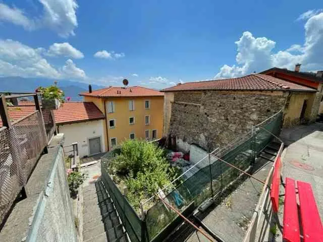 Terreno con licenza edilizia a Cademario