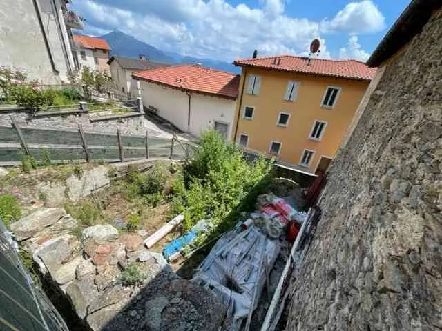 Terreno con licenza edilizia a Cademario