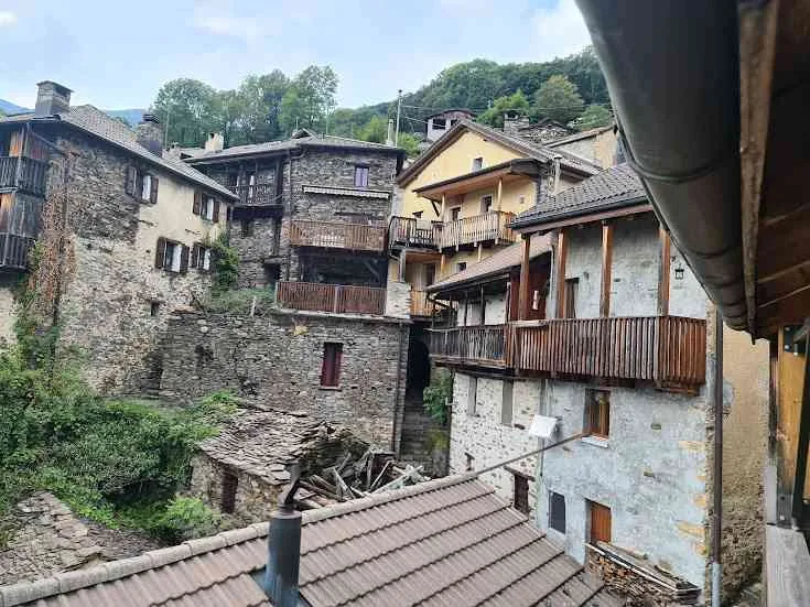 Indemini: Ferienrustico mit Landanteil / renoviert, mitten im Dorfkern