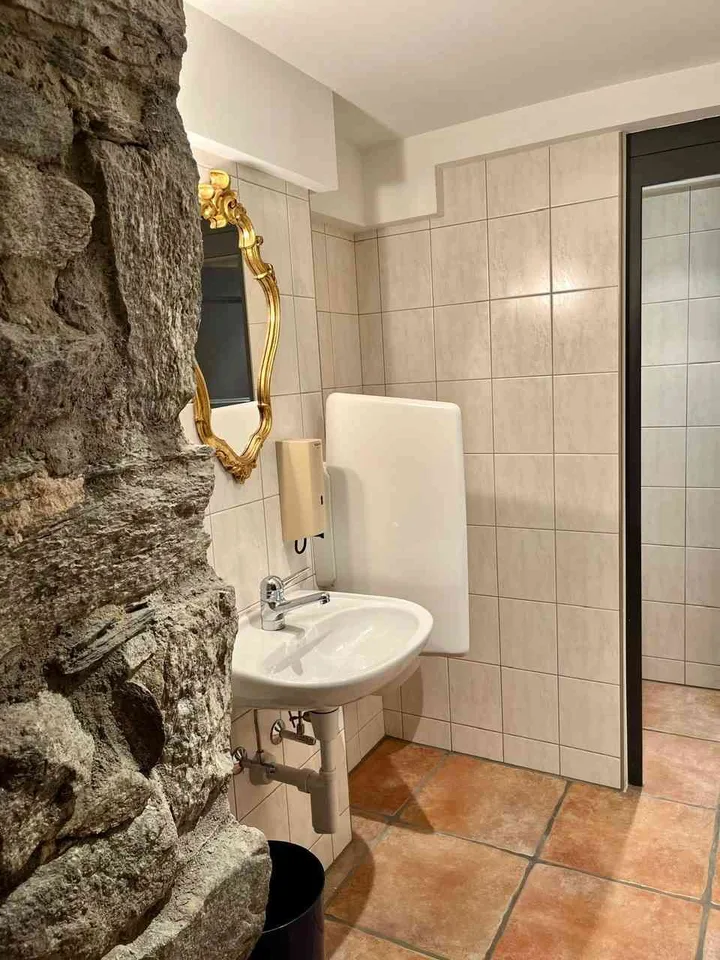 Wohn- und Geschäftshaus, Restaurant mit Wirtewohnung