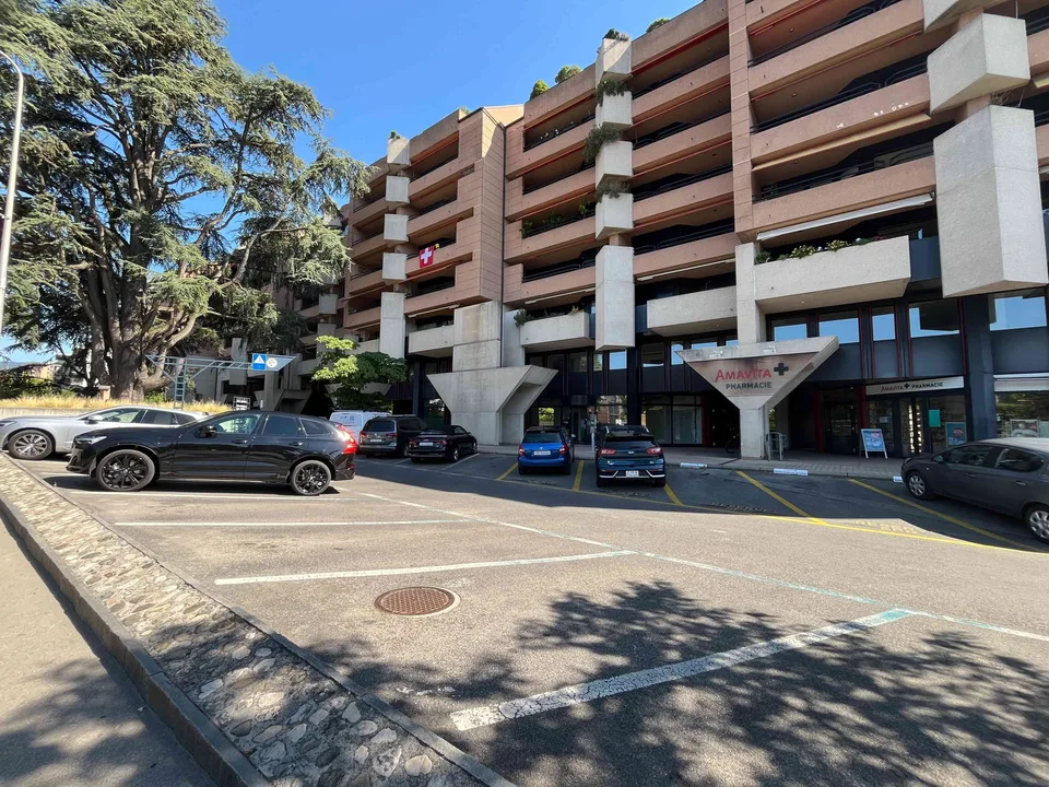 Belle arcade, excellente situation, visibilité, parking