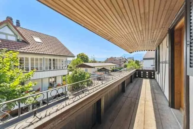 Mehrfamilienhaus mit 6 Wohneinheiten und Gewerbefläche nahe Thun