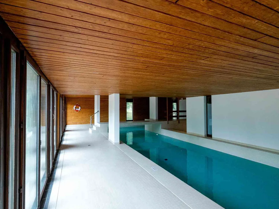 Studio avec piscine intérieure, sauna & tennis au lac en plein centre