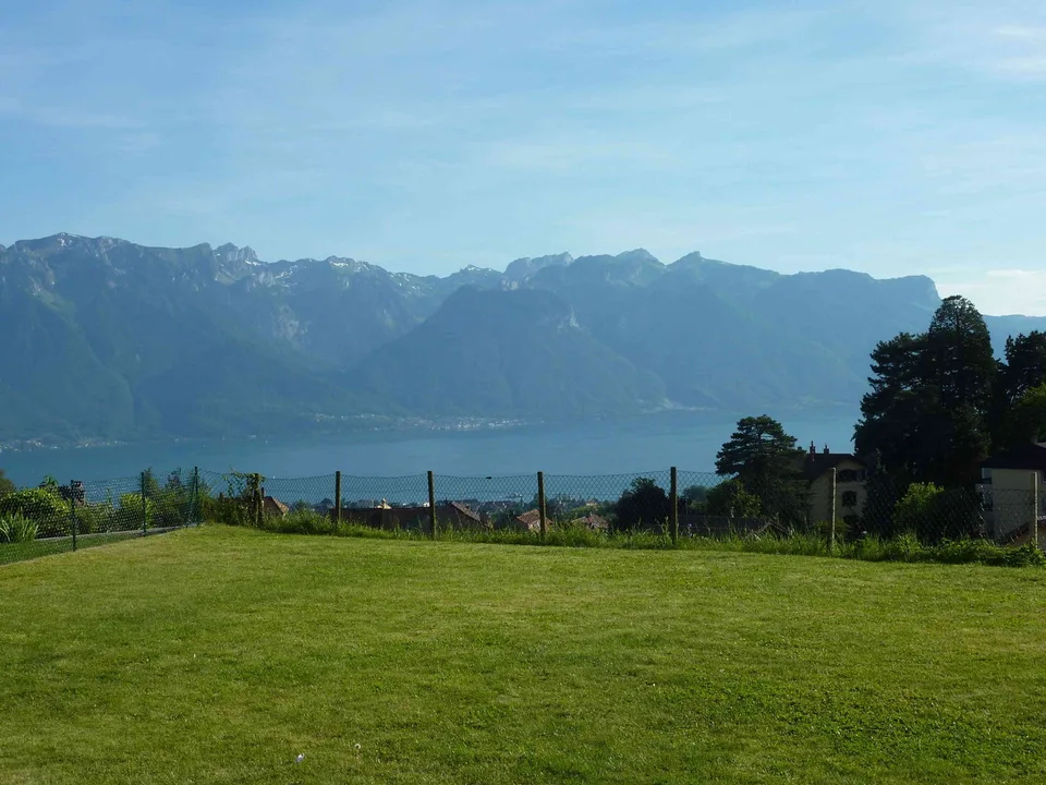 Vue grandiose et imprenable sur le lac et les Alpes au cœur du village