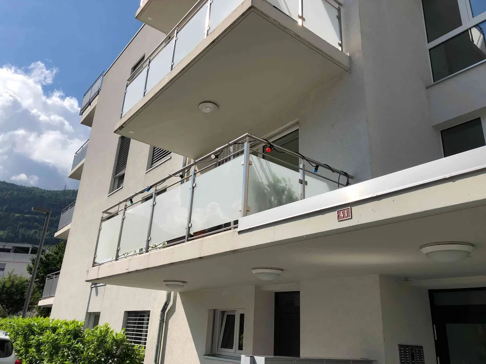 Joli studio loué, rénové avec balcon, cave et place de parc