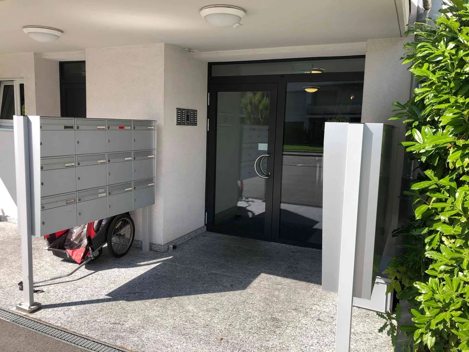 Joli studio loué, rénové avec balcon, cave et place de parc