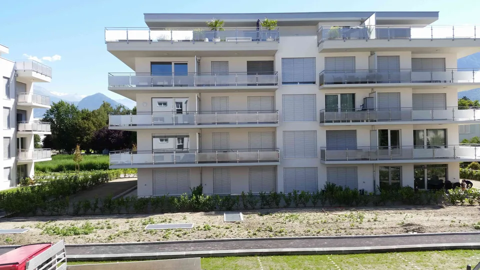 Joli studio loué, rénové avec balcon, cave et place de parc