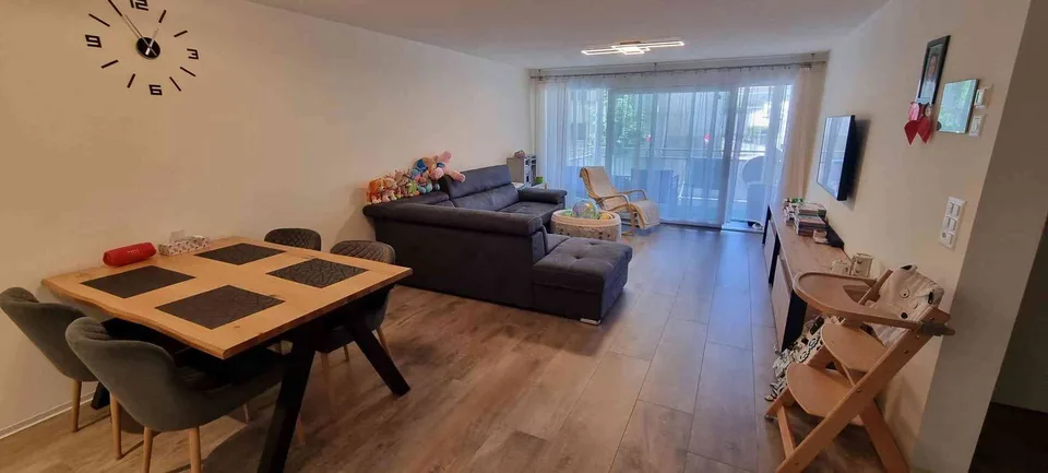 Moderne 3.5-Zimmer Wohnung mit Privatgarten und Bergsicht