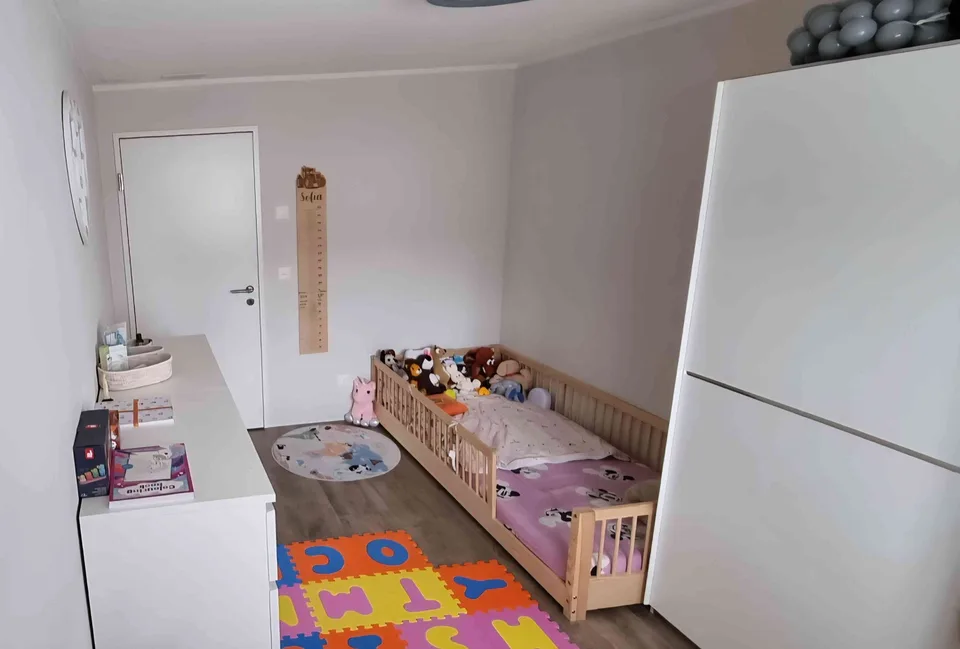 Moderne 3.5-Zimmer Wohnung mit Privatgarten und Bergsicht