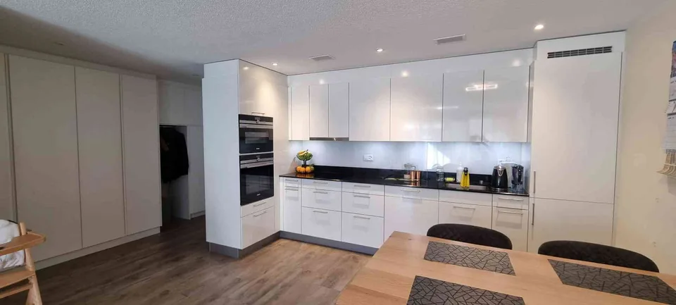 Moderne 3.5-Zimmer Wohnung mit Privatgarten und Bergsicht