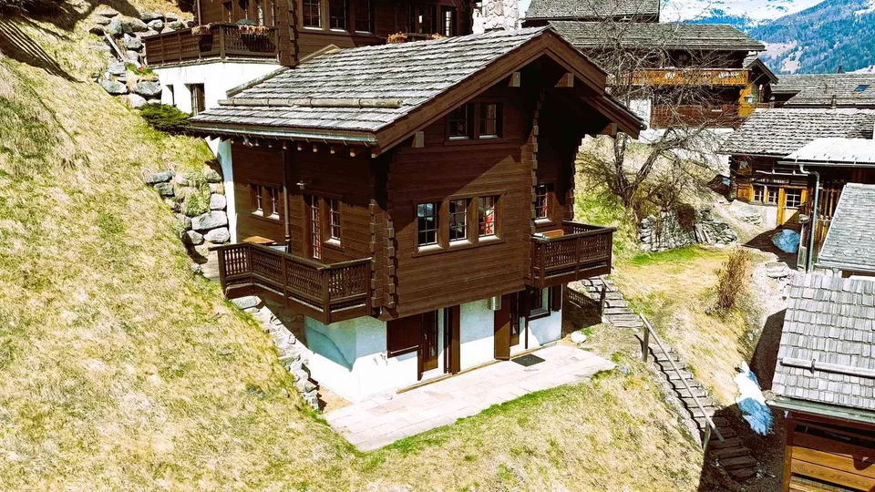 PERLE RARE – Authentique chalet au cœur du vieux village de Grimentz